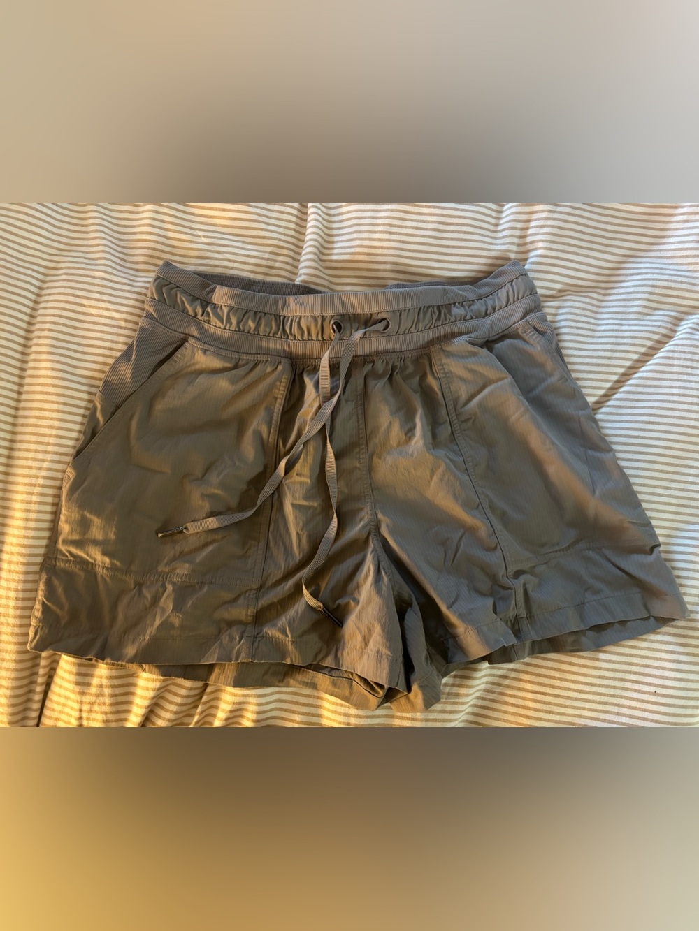 lululemon khaki shorts size 8